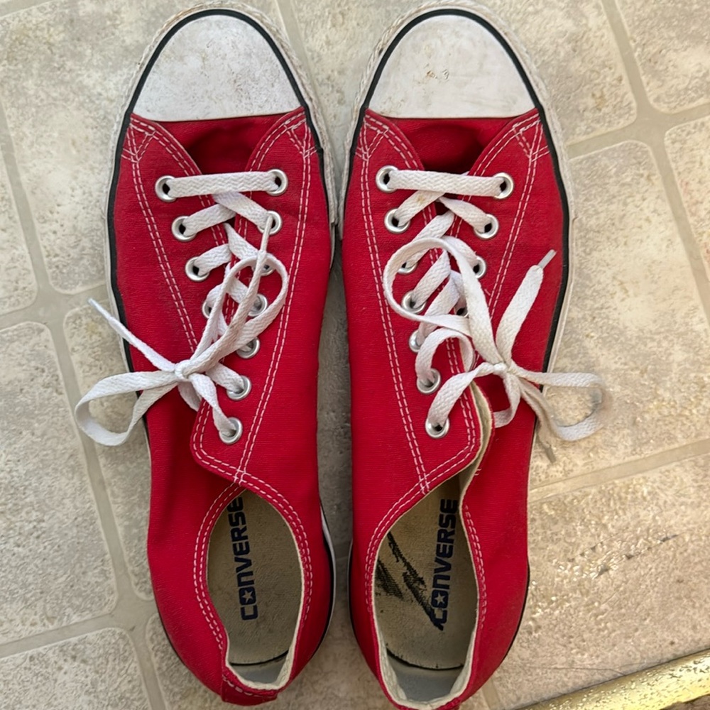 Red and Black Men’s low converse size 10.5